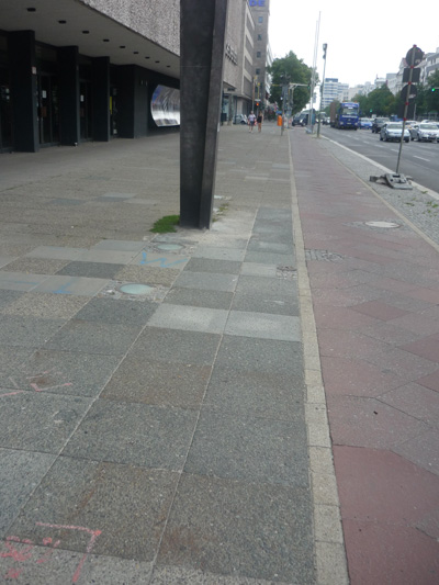 Bürgersteig ohne Markierung am Radweg