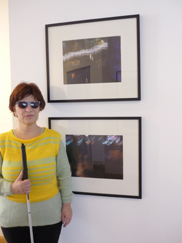Silja Korn mit ihren ausgestellten Fotos